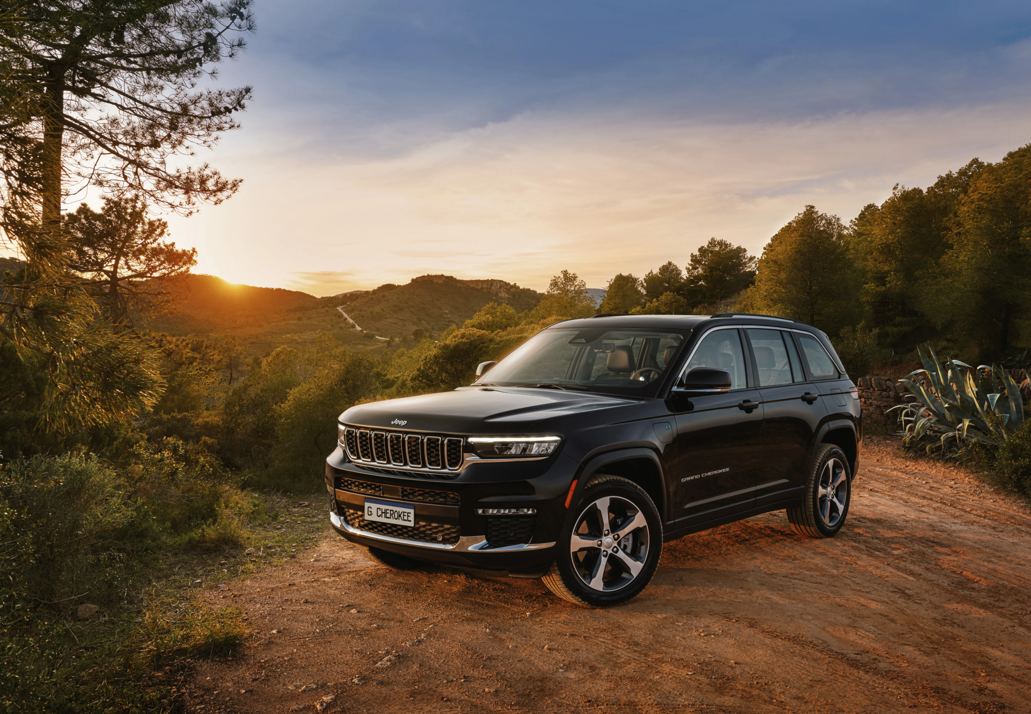 Novo Jeep Grand Cherokee híbrido é confirmado para o Brasil; conheça o modelo