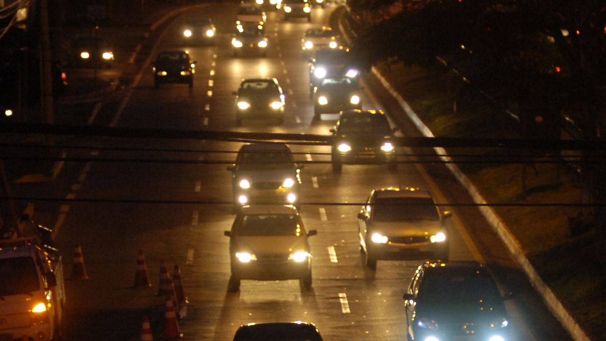 carros com faróis ligados por motoristas