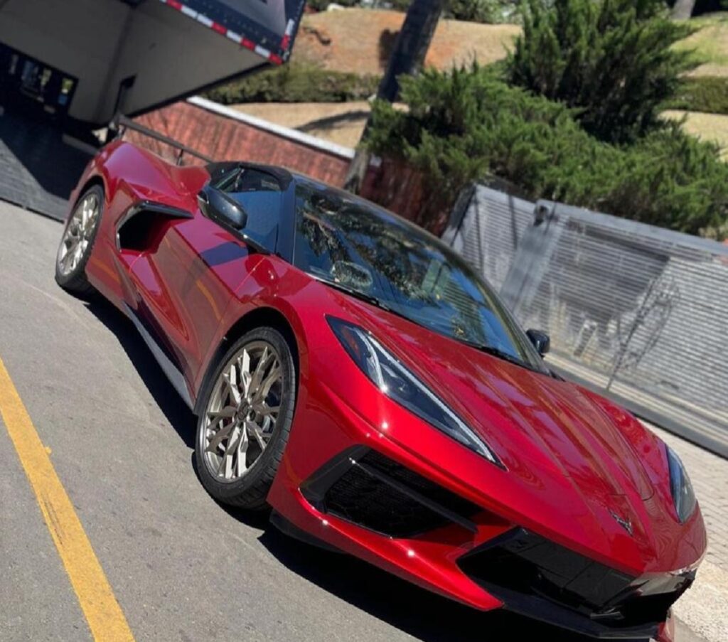 Corvette Stingray vermelho de Enaldinho visto de frente.