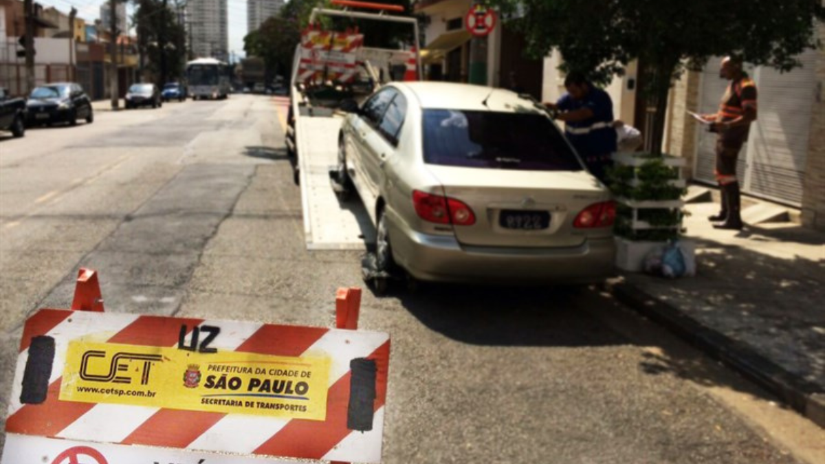 Carros em situação irregular no trânsito podem ser penalizados no ato a partir de denúncia do carro da CET.