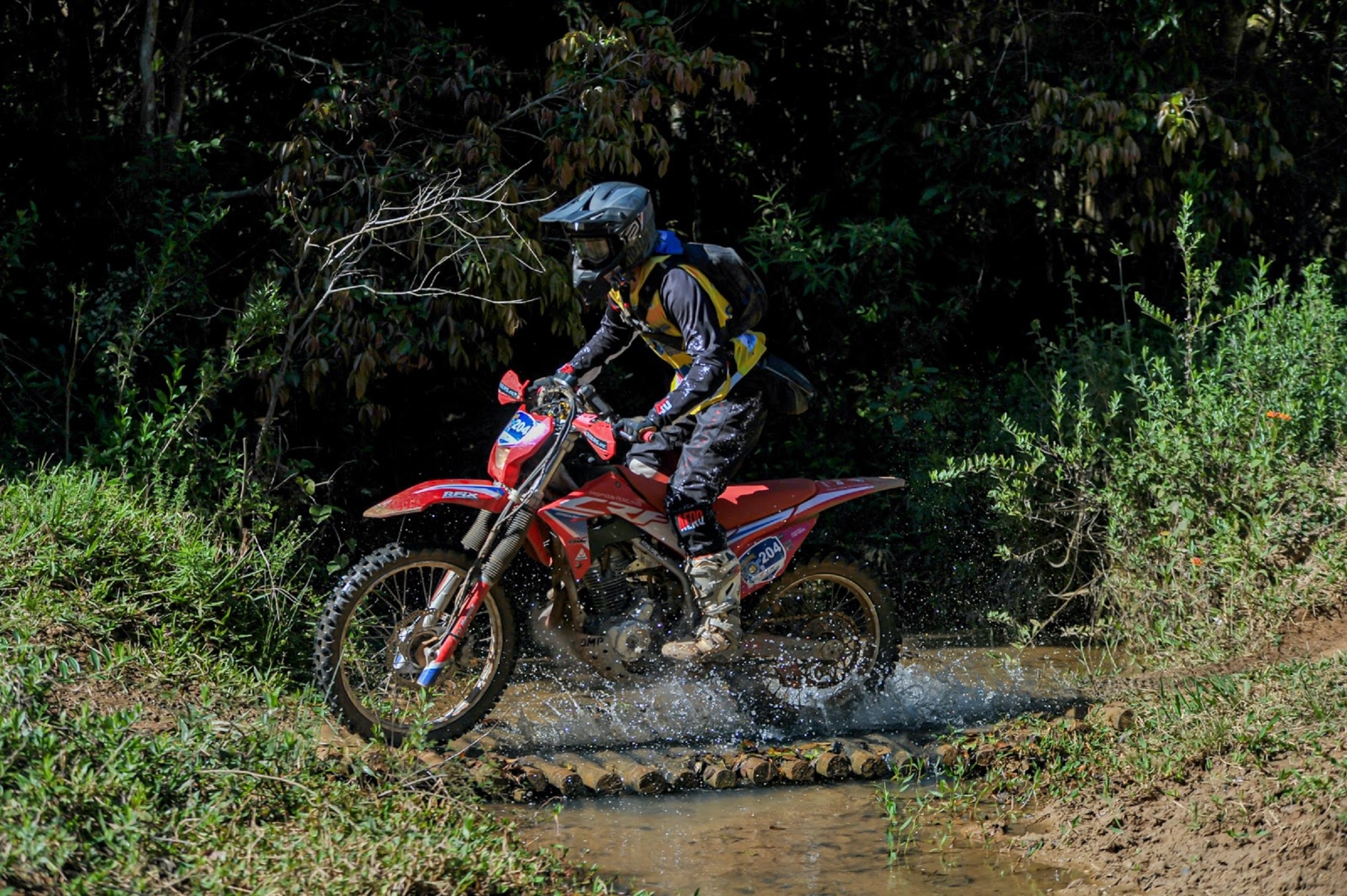 enduro da independencia 2023 piloto barbara neves em sua moto atravessando riacho