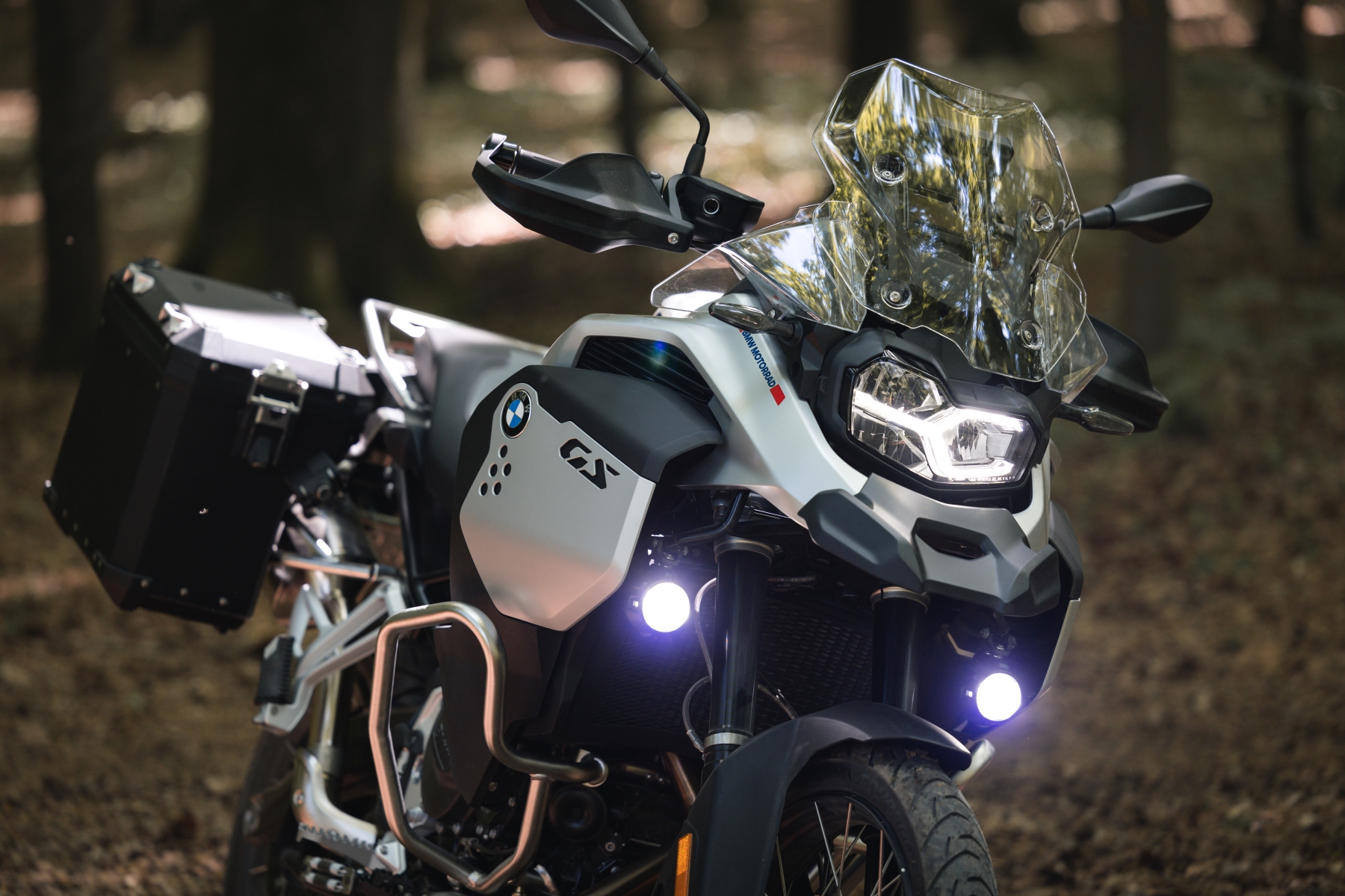 bmw f gs linha 2024 f900 prata de frente com bolsas estatica na terra