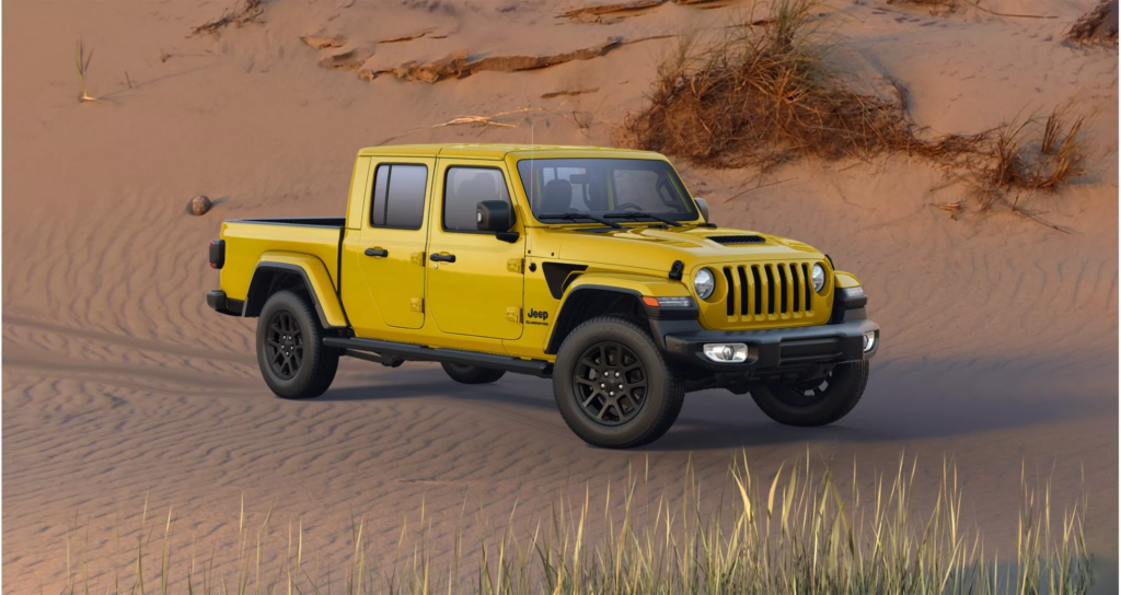 Jeep Gladiator FarOut Final Edition visto da diagonal em dunas de areia.