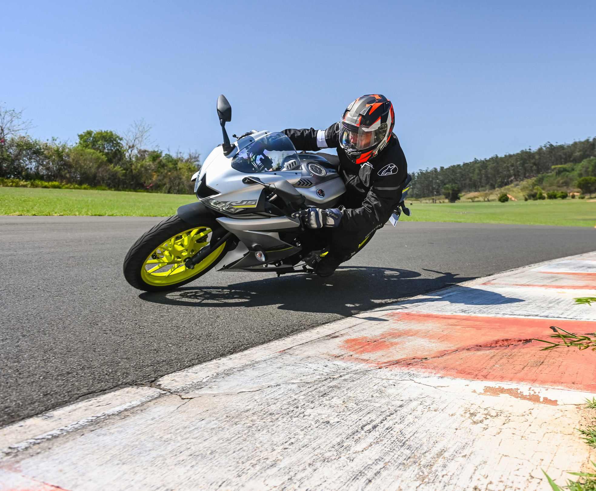 Yamaha YZF-R15 azul de frente em movimento em autódromo