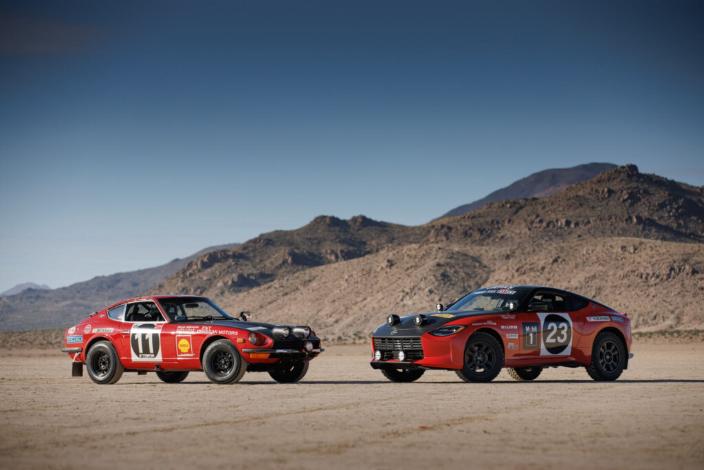 Nissan Z Safari Rally Tribute e réplica do Datsun 240Z; um de frente para o outro em meio a deserto de rally.