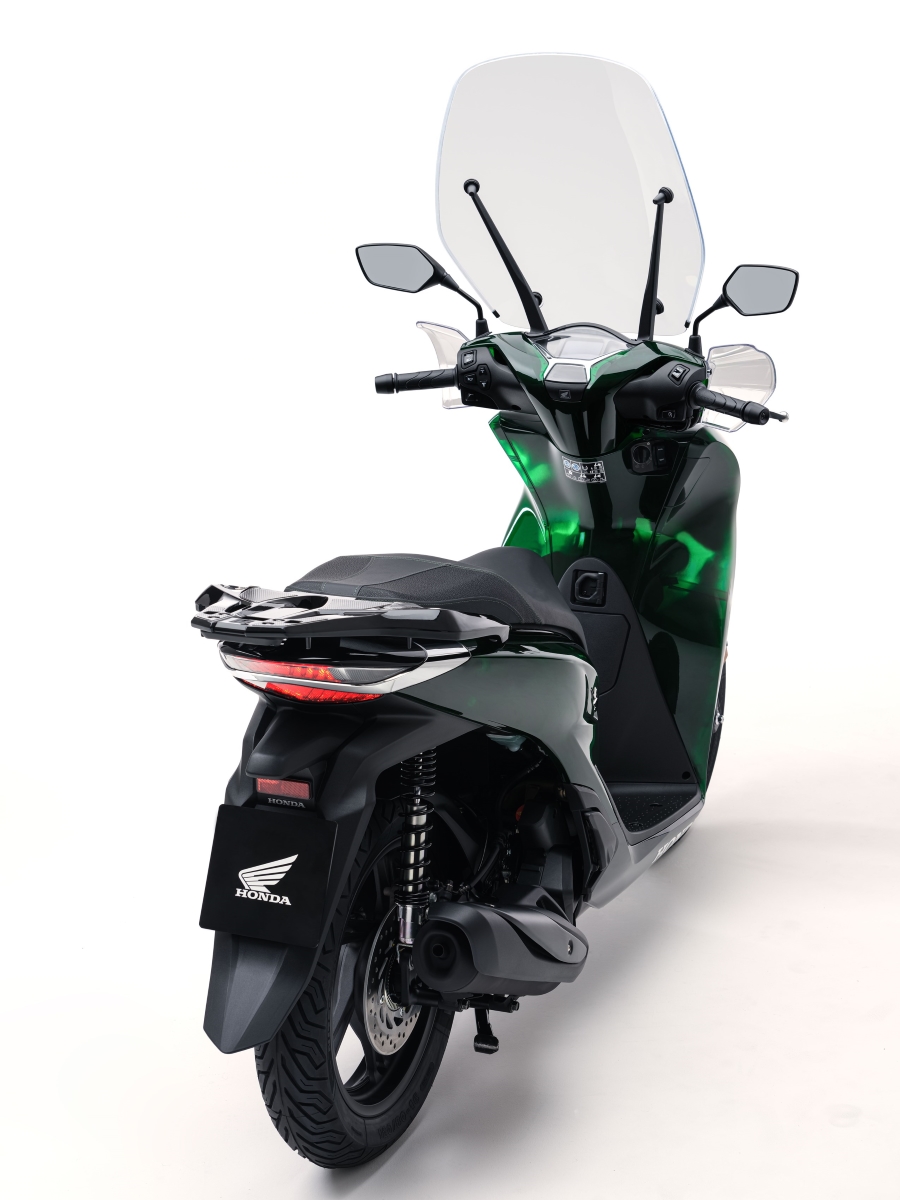 honda sh vetro modelo 2024 verde e preto de traseira estatica no estudio