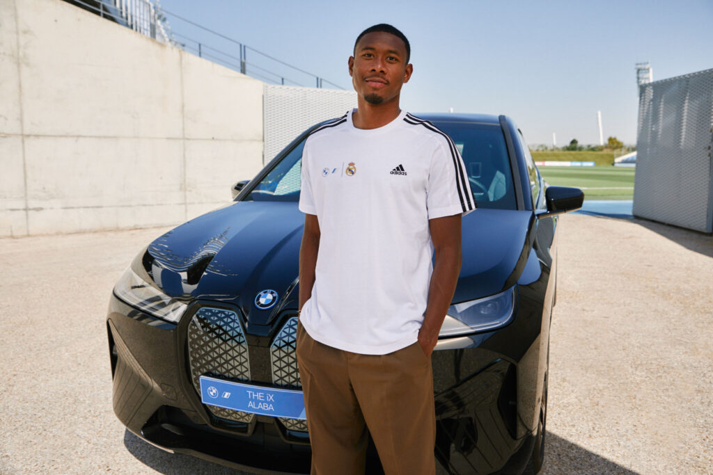 David Alaba posando com seu novo iX para a matéria dos carros elétricos da BMW disponibilizados para o time espanhol.