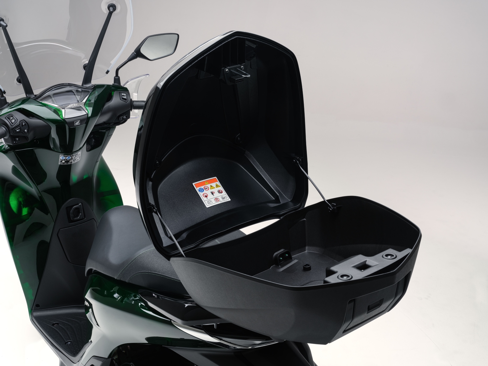 honda sh vetro modelo 2024 verde e preto detalhe do bau aberto estatica no estudio