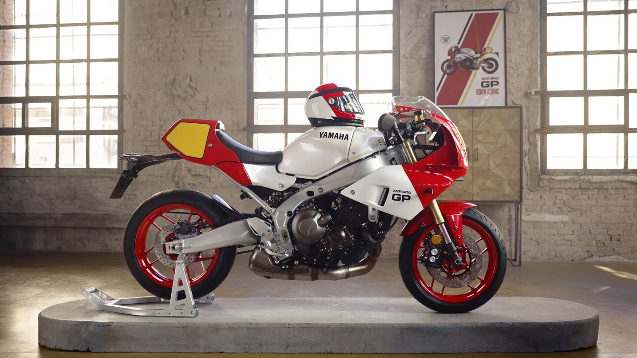 yamaha xrs 900 vermelho branco amarelo de lateral estatica no estudio