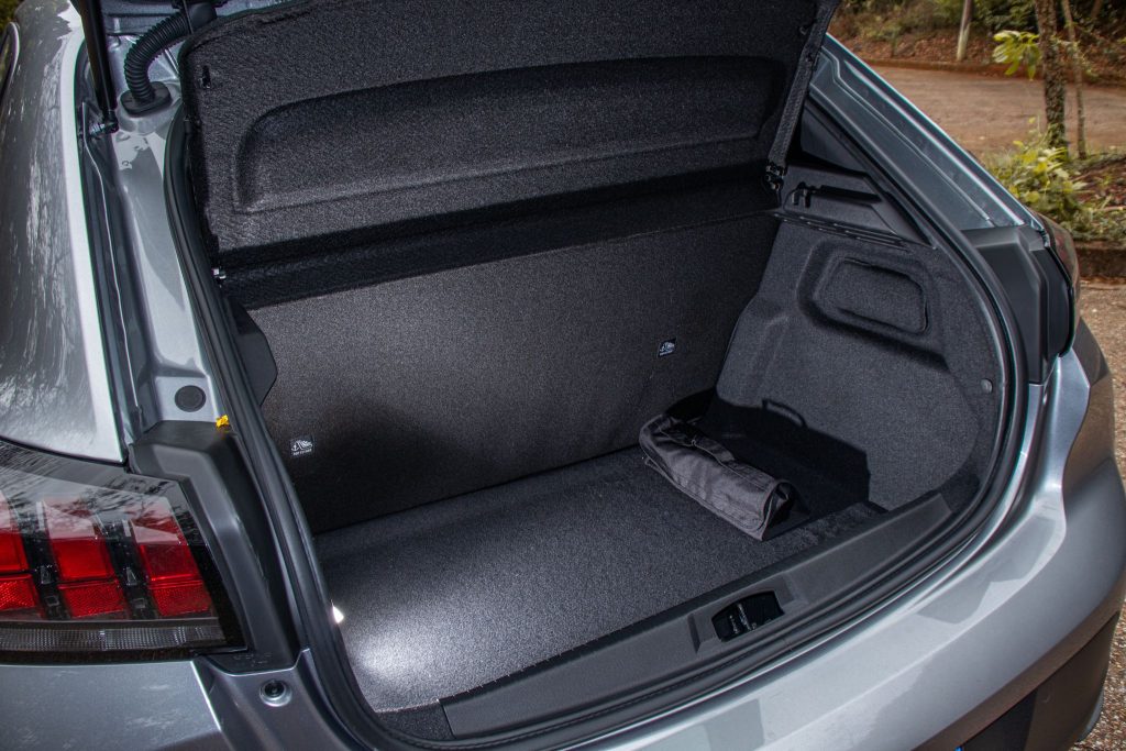 Porta-mala do Peugeot 208 turbo Style cinza.