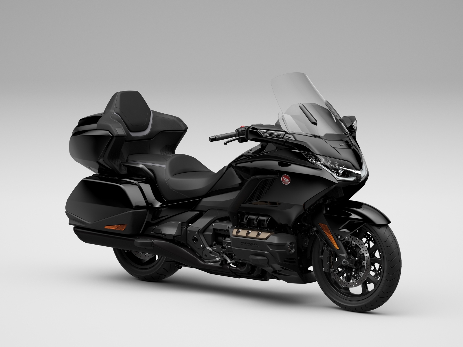 honda gold wing modelo 2024 preto de frente no estúdio