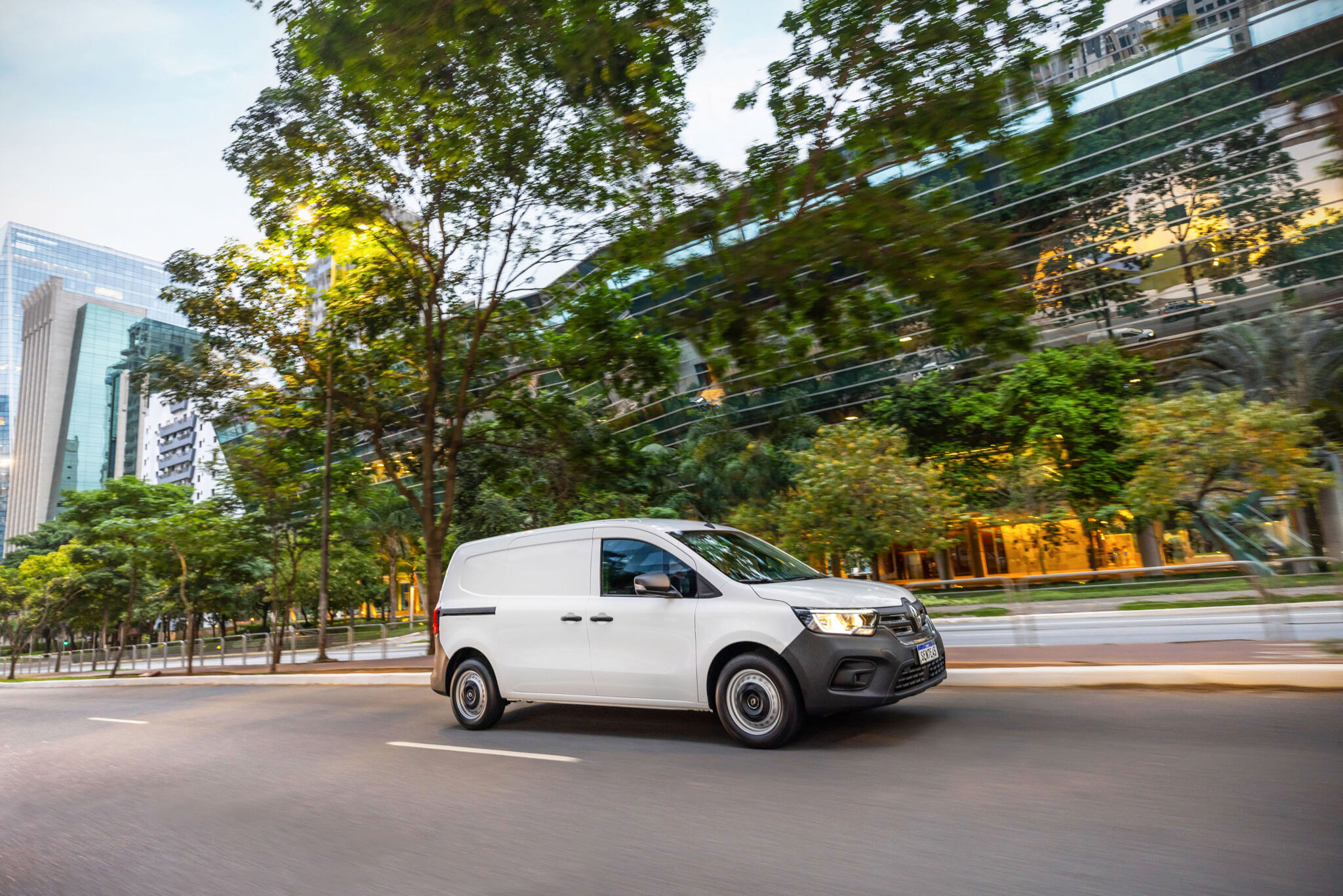 Novo Renault Kangoo elétrico chega mais potente e moderno