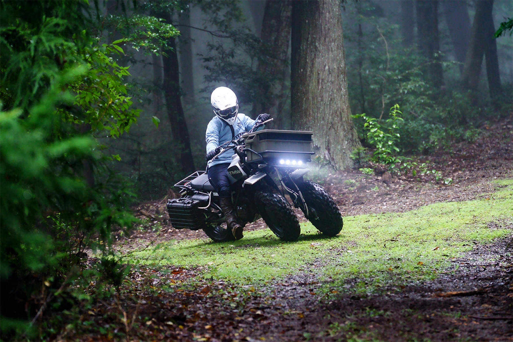 Veículo utilitário tem duas rodas dianteiras que se inclinam como as das motos