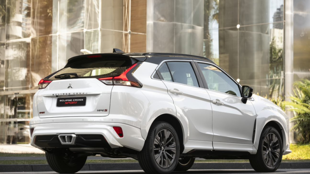 Visão 3/4 da traseira do Eclipse Cross Sport branco