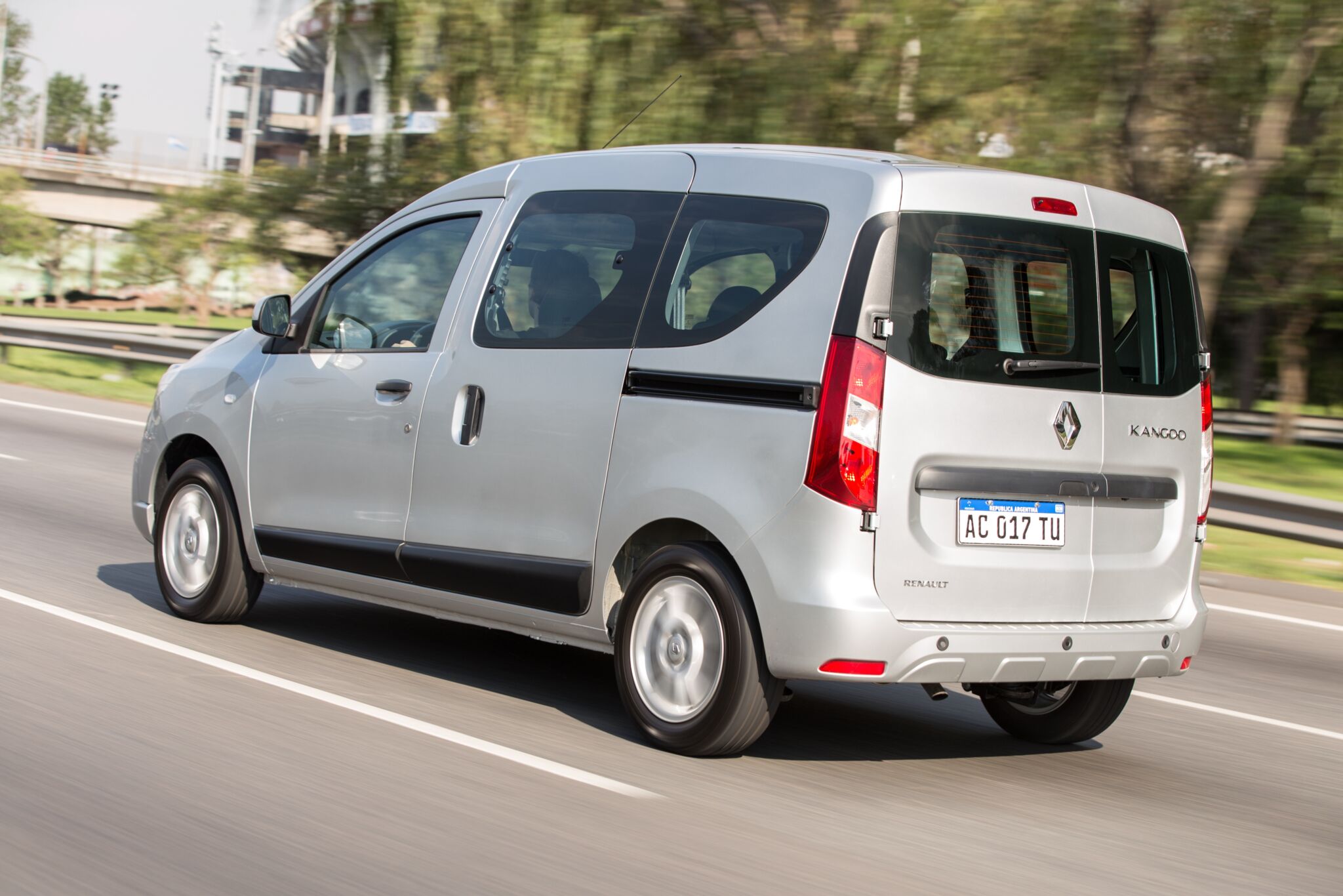 Renault Kangoo 2019 prata de traseira em movimento