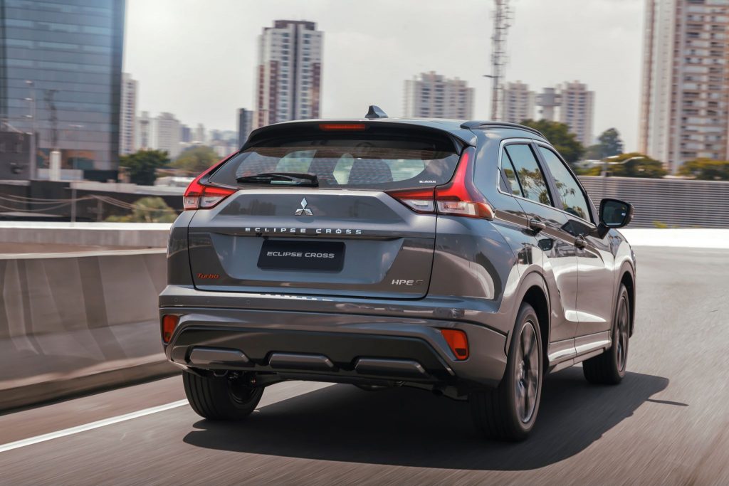 Mitsubishi Eclipse Cross prata de traseira em movimento.