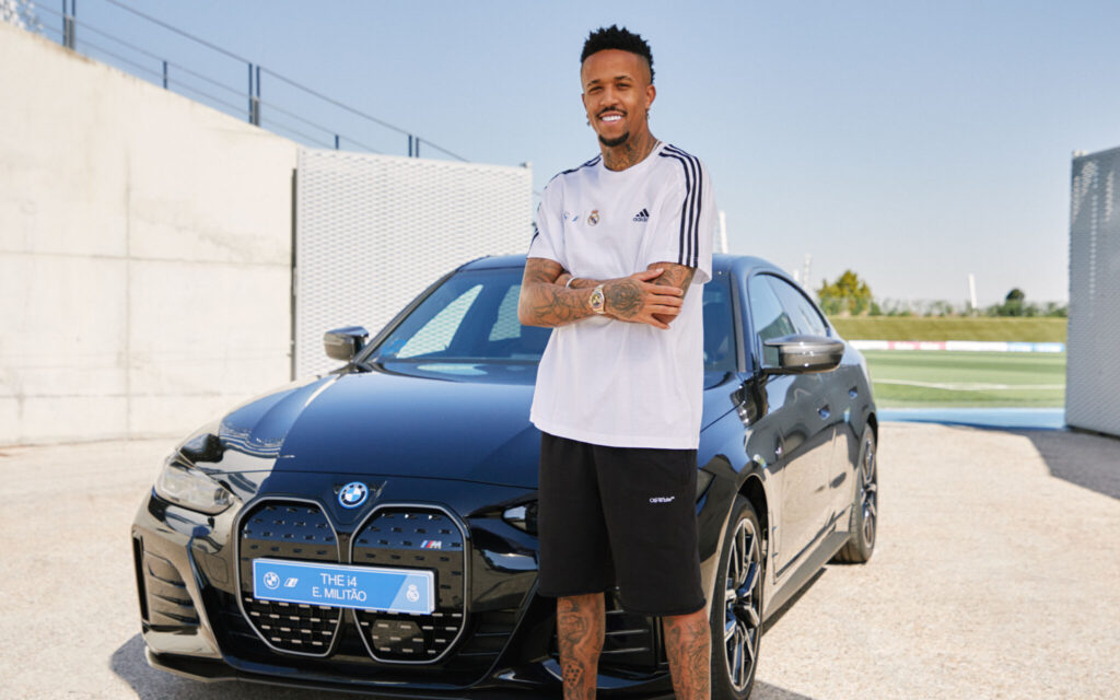 Éder Militão  posando com seu novo i4 M50.