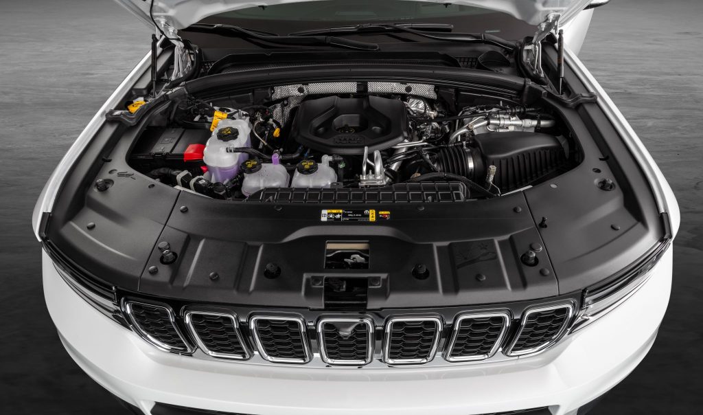 Motor do Jeep Grand Cherokee 4xe hibrido 2023 branco. 