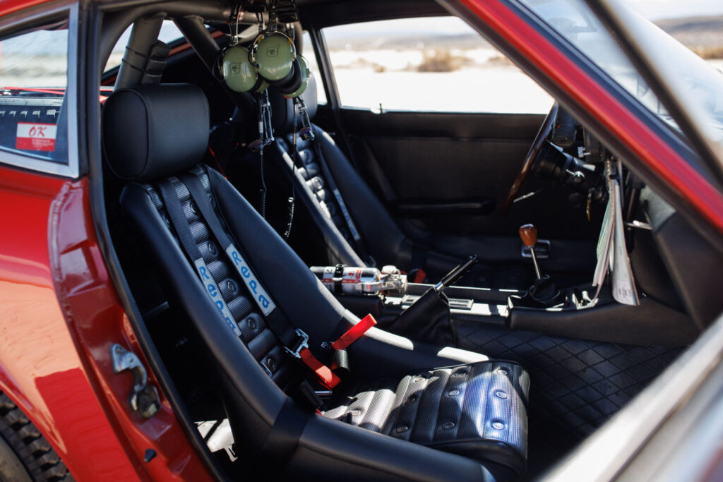 Interior da réplica do Datsun 240Z. 