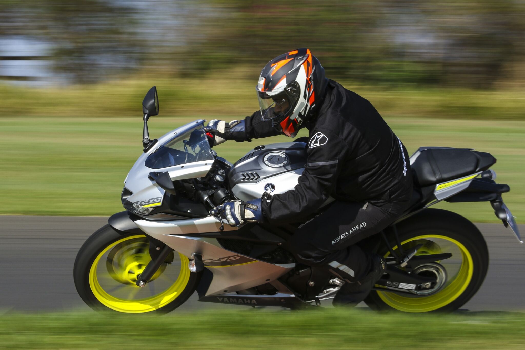 Yamaha YZF-R15 azul de lado em movimento em autódromo