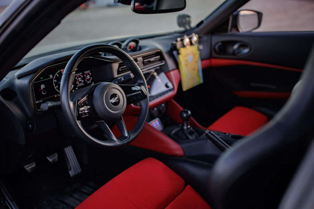 Interior da réplica do Datsun 240Z. Painel e voltante são mostrados. 