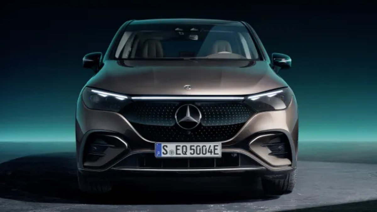 Mercedes Benz EQE 300 SUV frontal com faróis acesos 