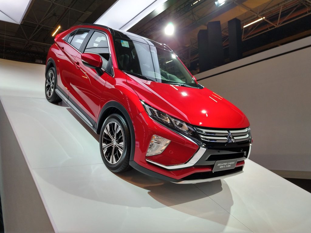 Mitsubishi Eclipse Cross vermelho de frente.