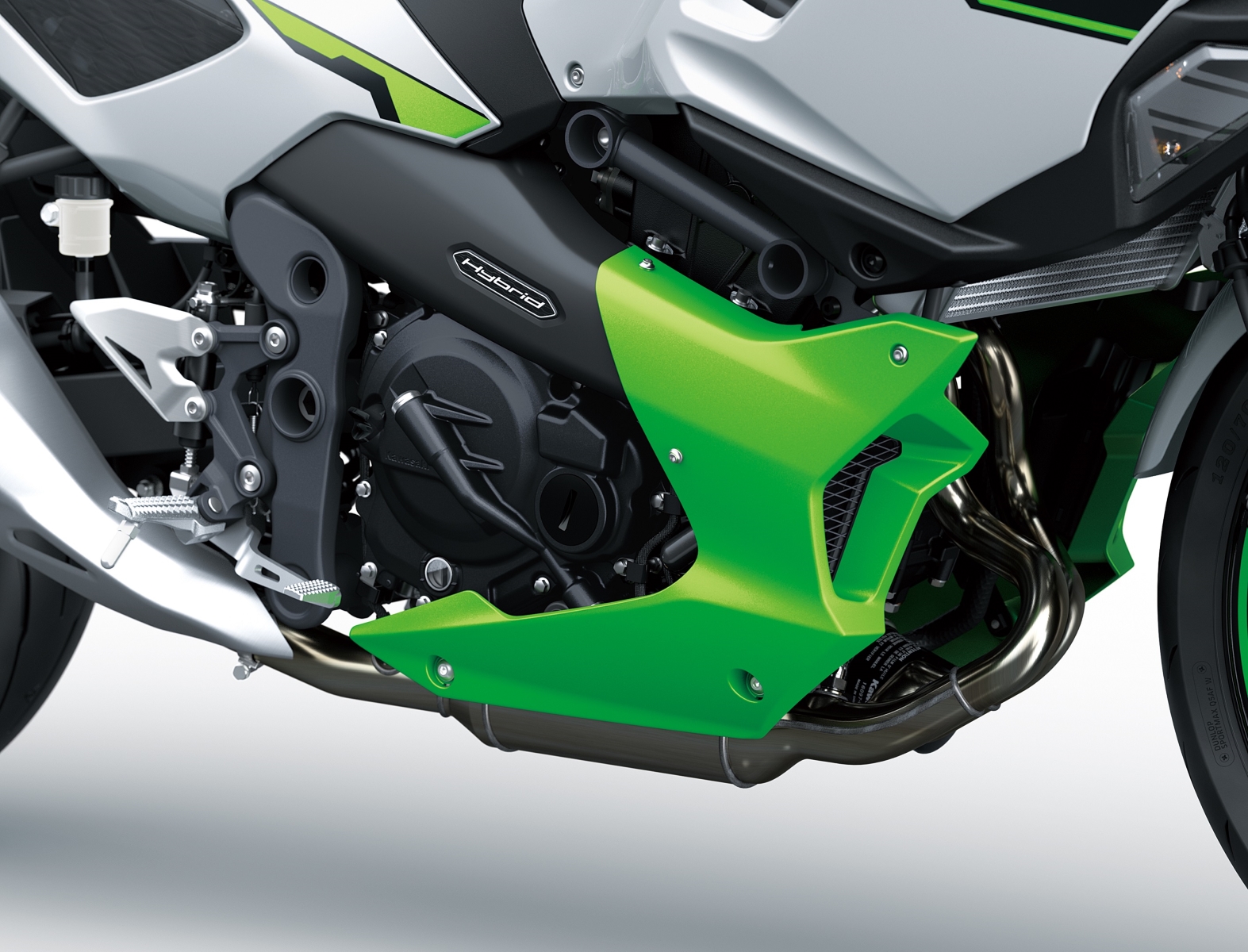 kawasaki ninja 7 hybrid modelo 2024 moto hibrida verde e branco detalhe motor no estudio