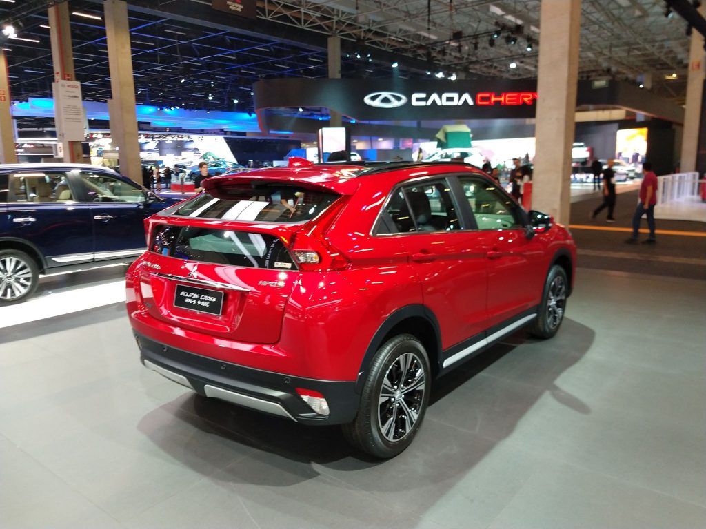 Mitsubishi Eclipse Cross vermelho de traseira.