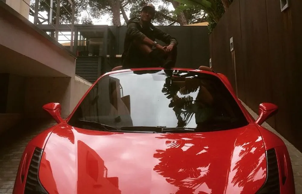 Neymar posando com sua Ferrari 458 Spider.