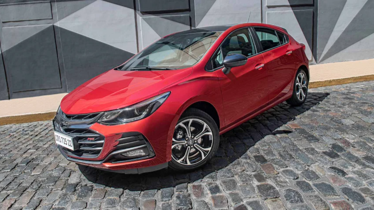 Chevrolet Cruze Sport6 RS Hatchback vermelho visto 3/4 de frente