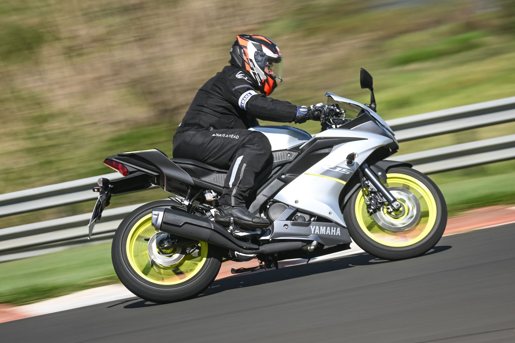 Yamaha YZF-R15 azul de lado em movimento em autódromo