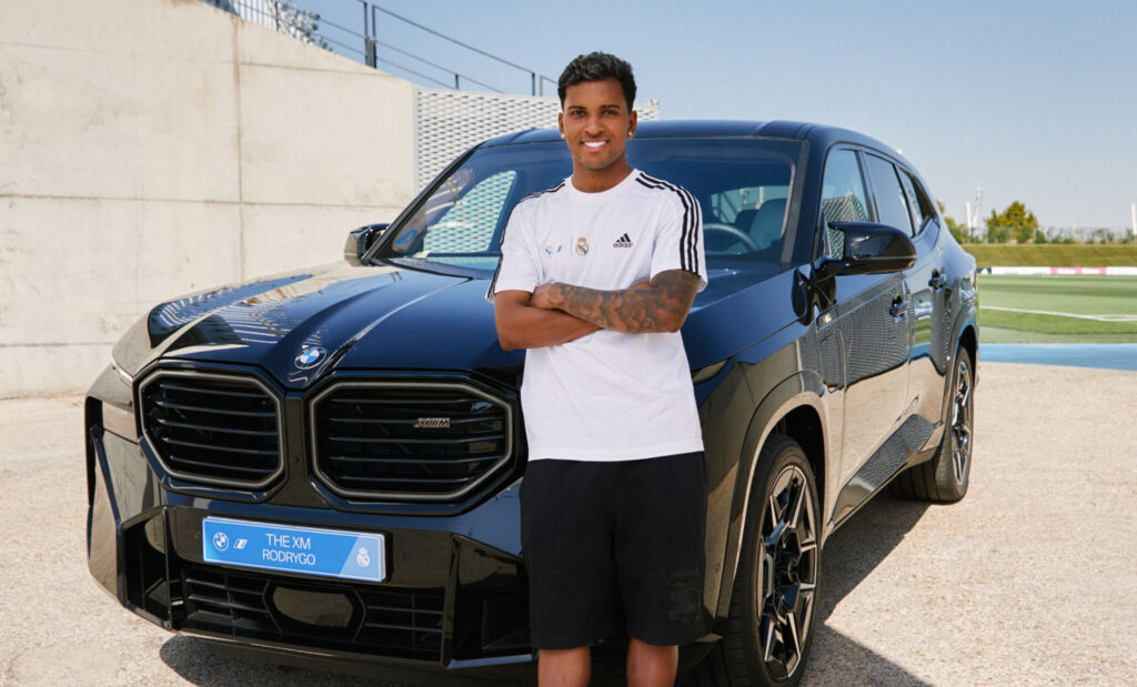 Rodrygo do Real Madrid, posando com seu novo XM para a matéria dos carros elétricos da BMW disponibilizados para o time espanhol.