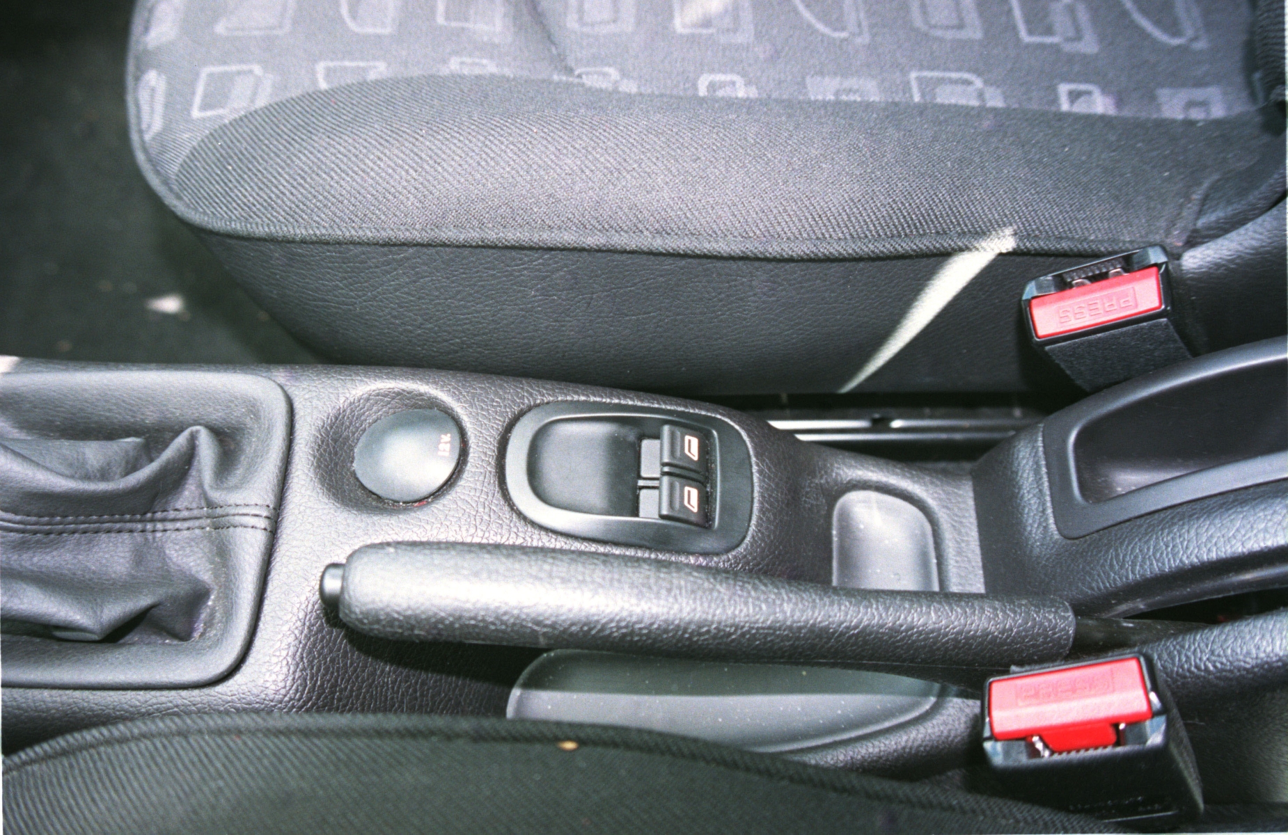 console central de modelo peugeot com comando dos vidros eletricos e freio de estacionamento
