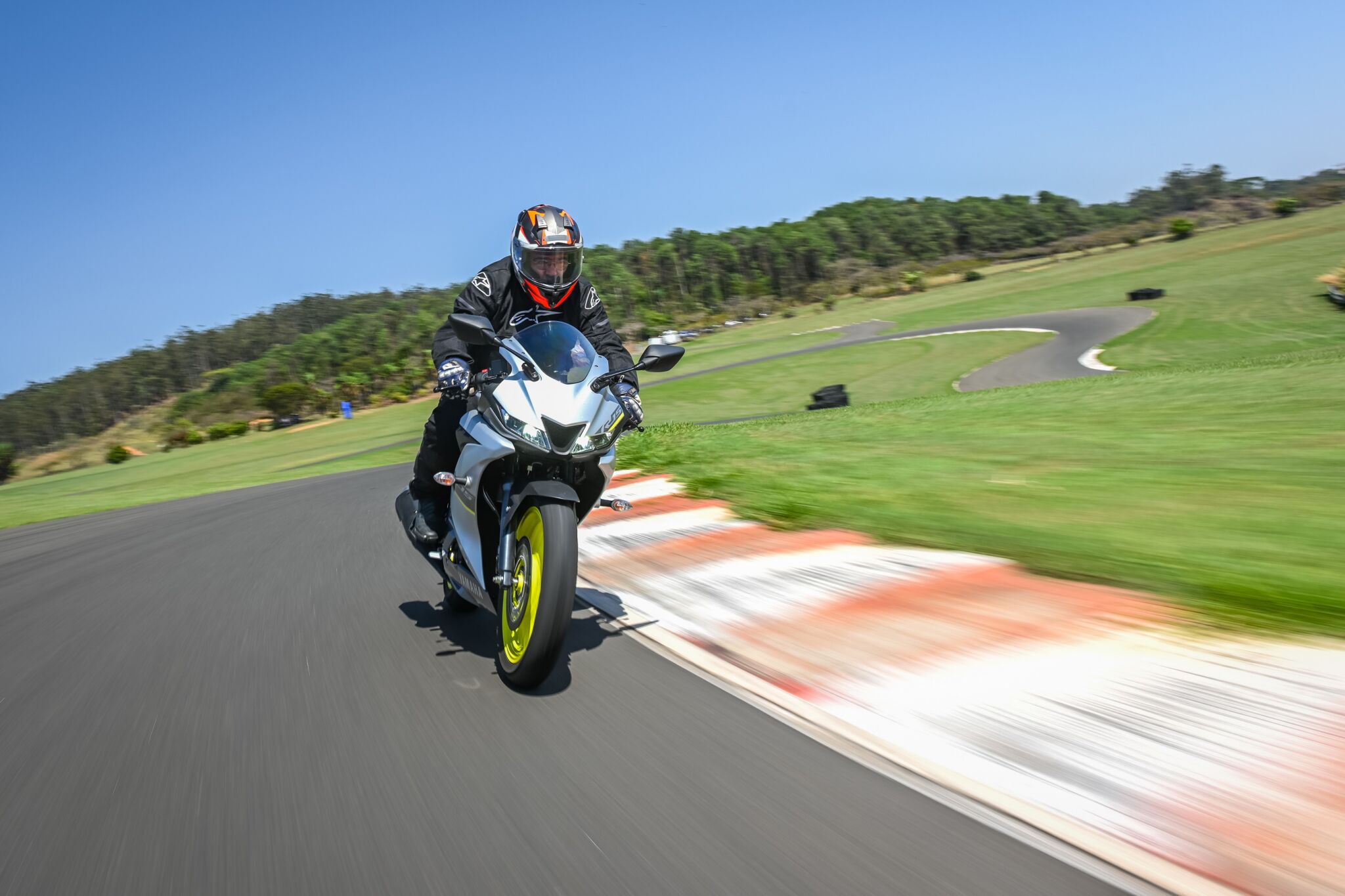 Yamaha YZF-R15 azul de frente em movimento em autódromo