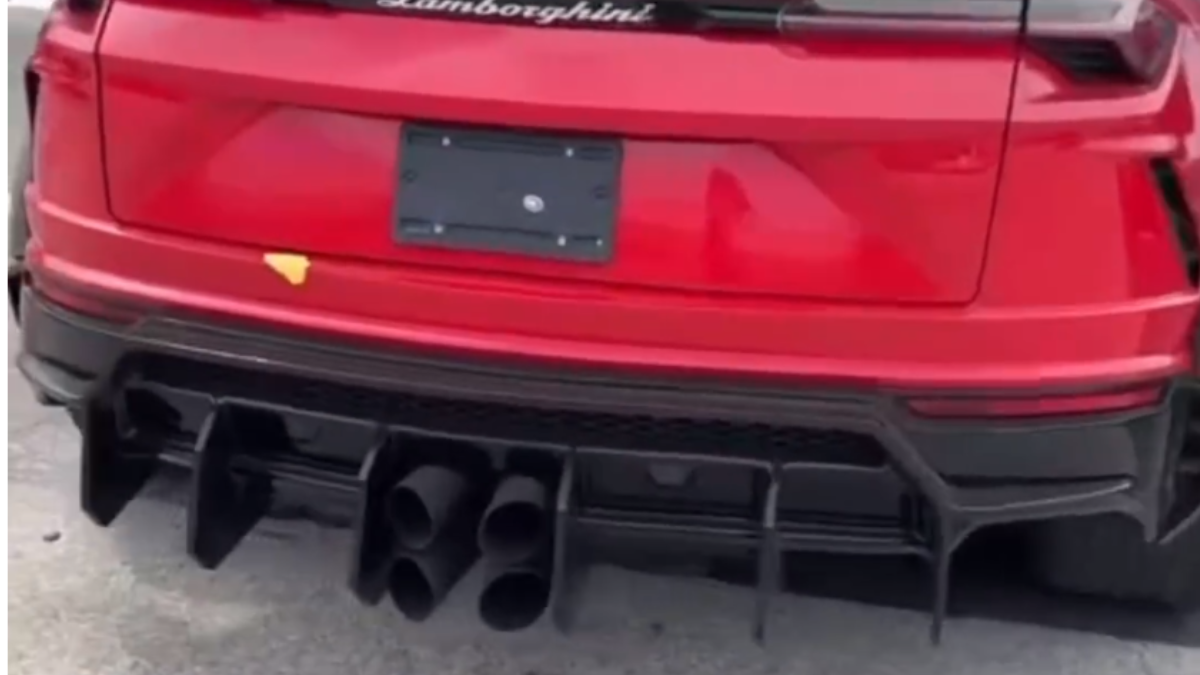 Lamborghini Urus vermelho traseira modificada