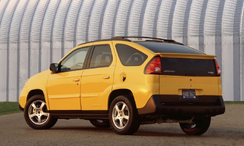 Pontiac Aztek visto da diagonal traseira. Imagem para a matéria especial de Halloween dos carros feios.