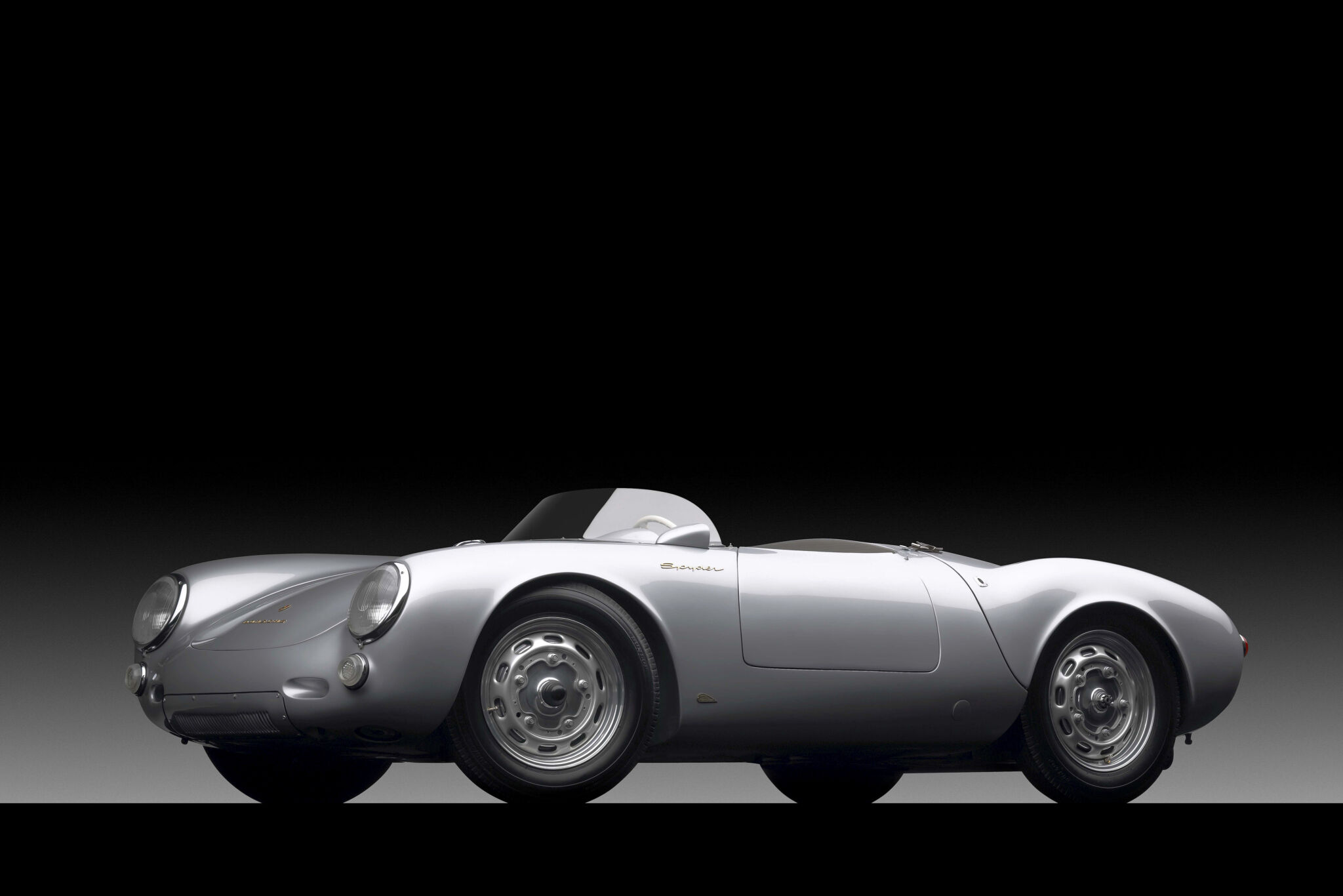 Porsche 550 Spyder prata de frente estacionado em foto de estúdio