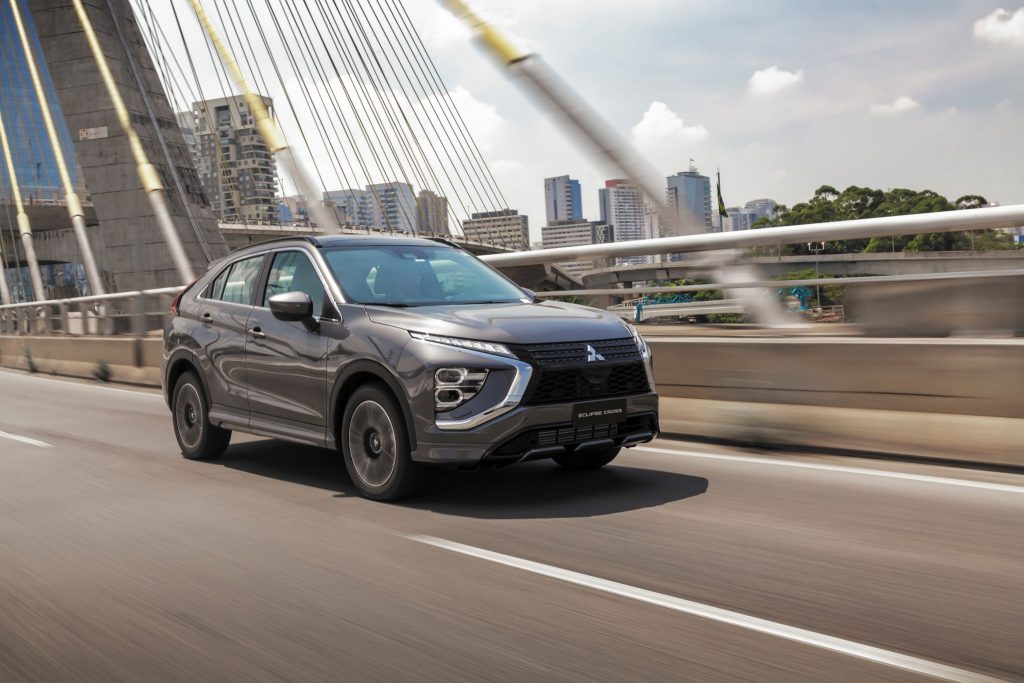 Mitsubishi Eclipse Cross prata de frente em movimento.