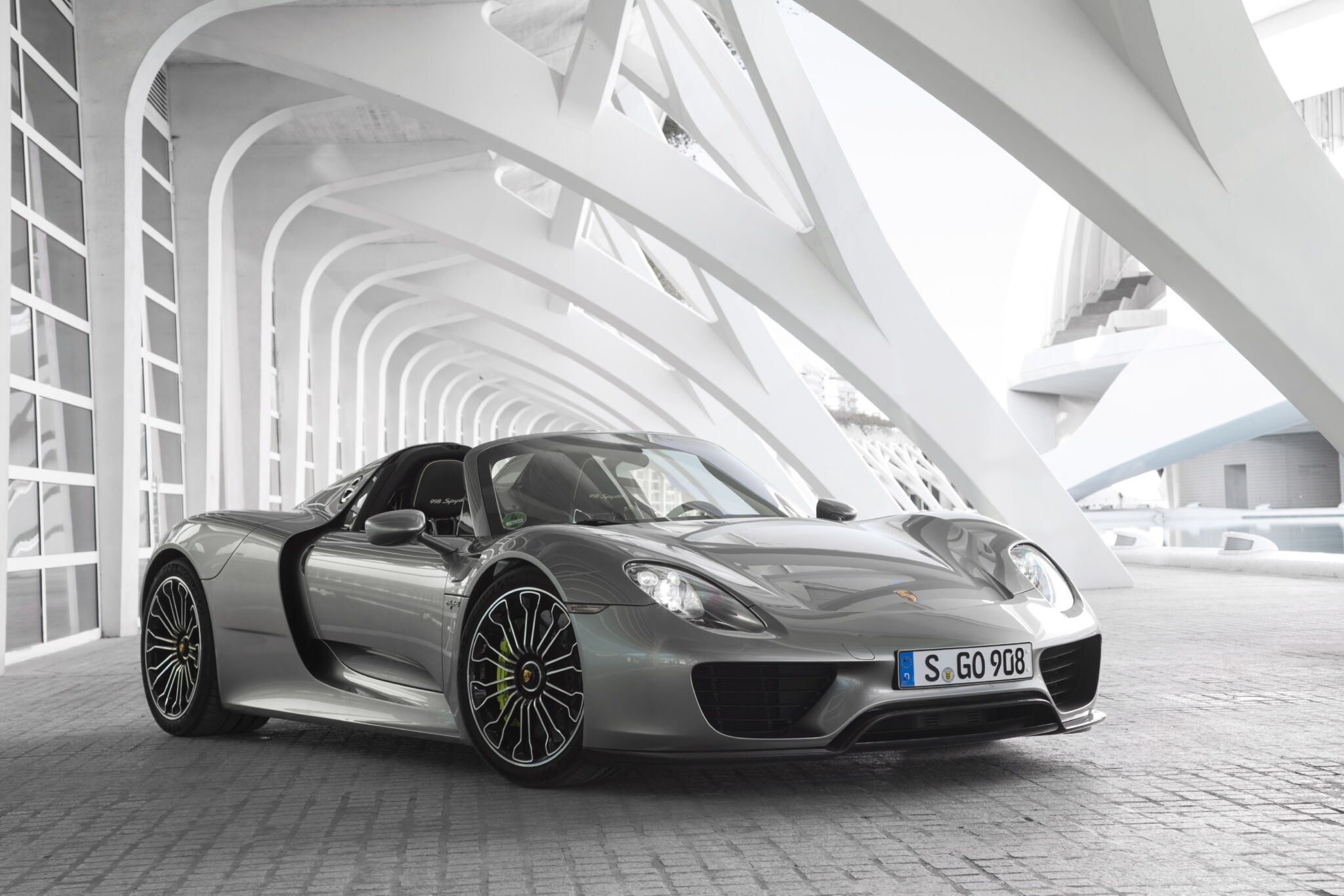 Porsche 918 Spyder cinza de frente estacionado