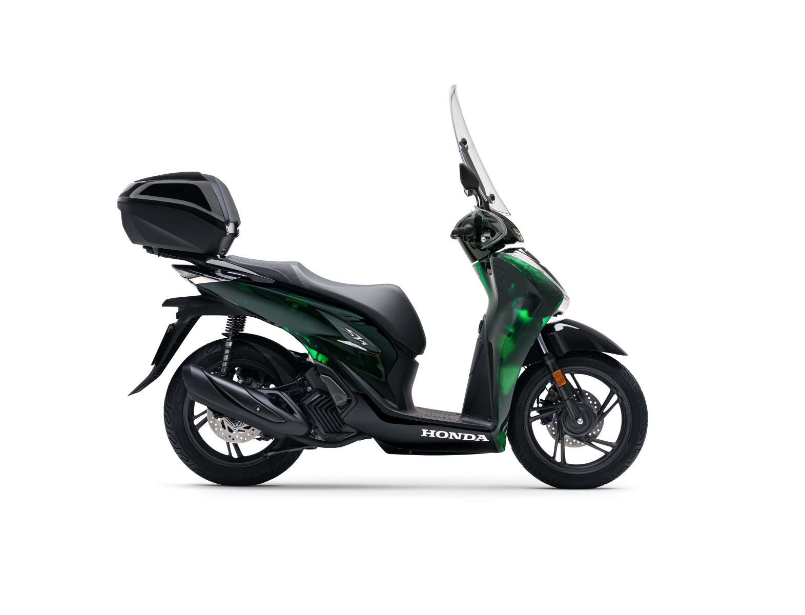 honda sh vetro modelo 2024 verde e preto de lateral direito estatica no estudio