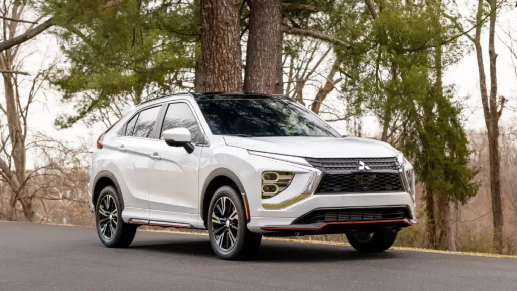 Eclipse Cross branco visto de frente, com fundo de árvores