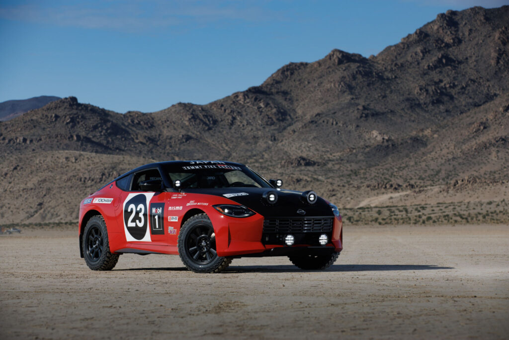 Nissan Z Safari Rally Tribute visto da diagonal frontal em meio à deserto de rally.