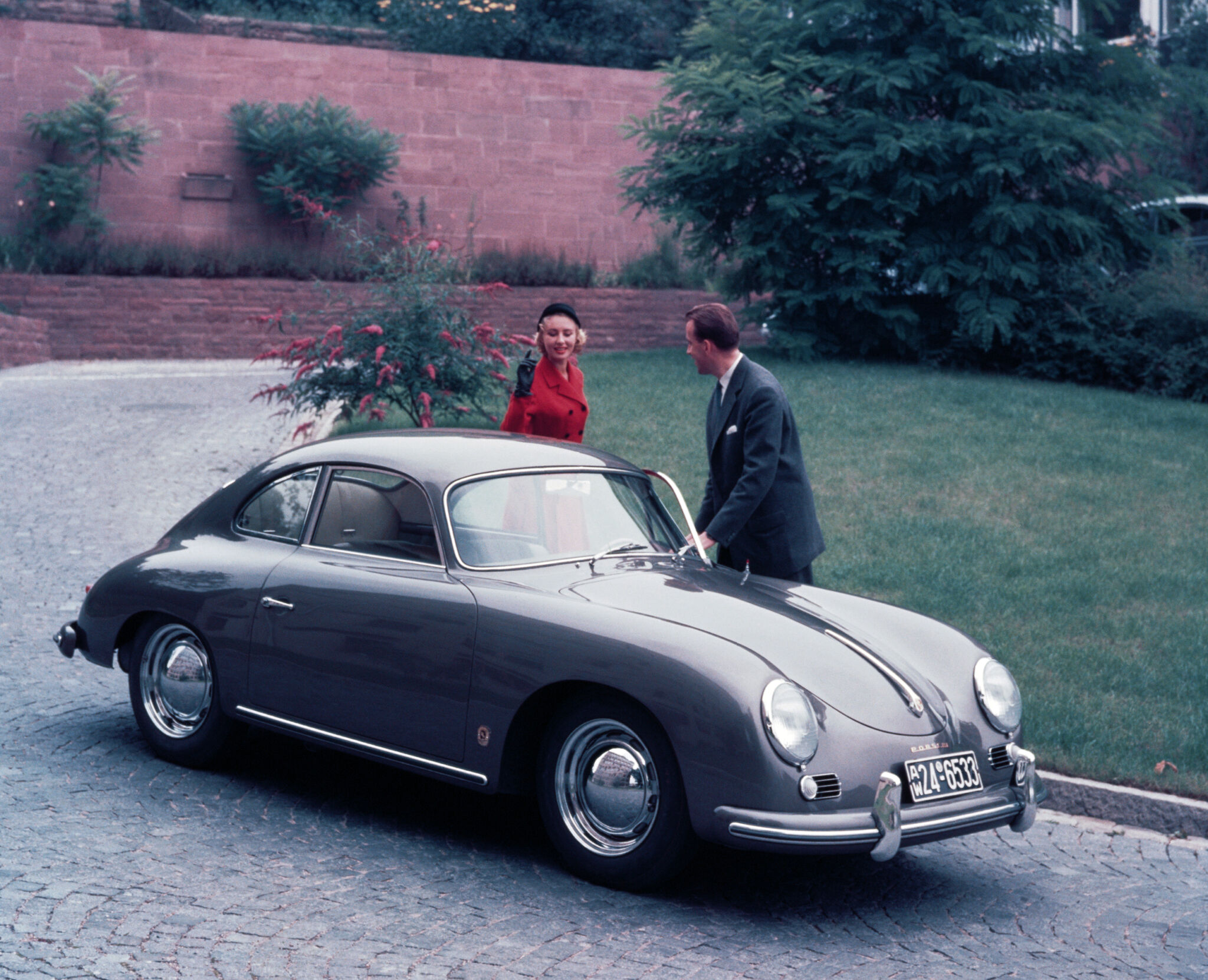 f0af78f9 porsche 356a coupe de frente estacionado com casal