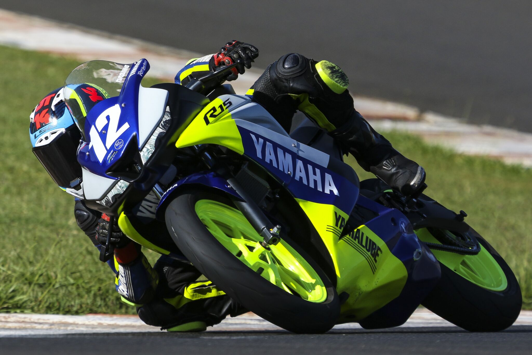 Yamaha YZF-R15 azul de lado em movimento em autódromo