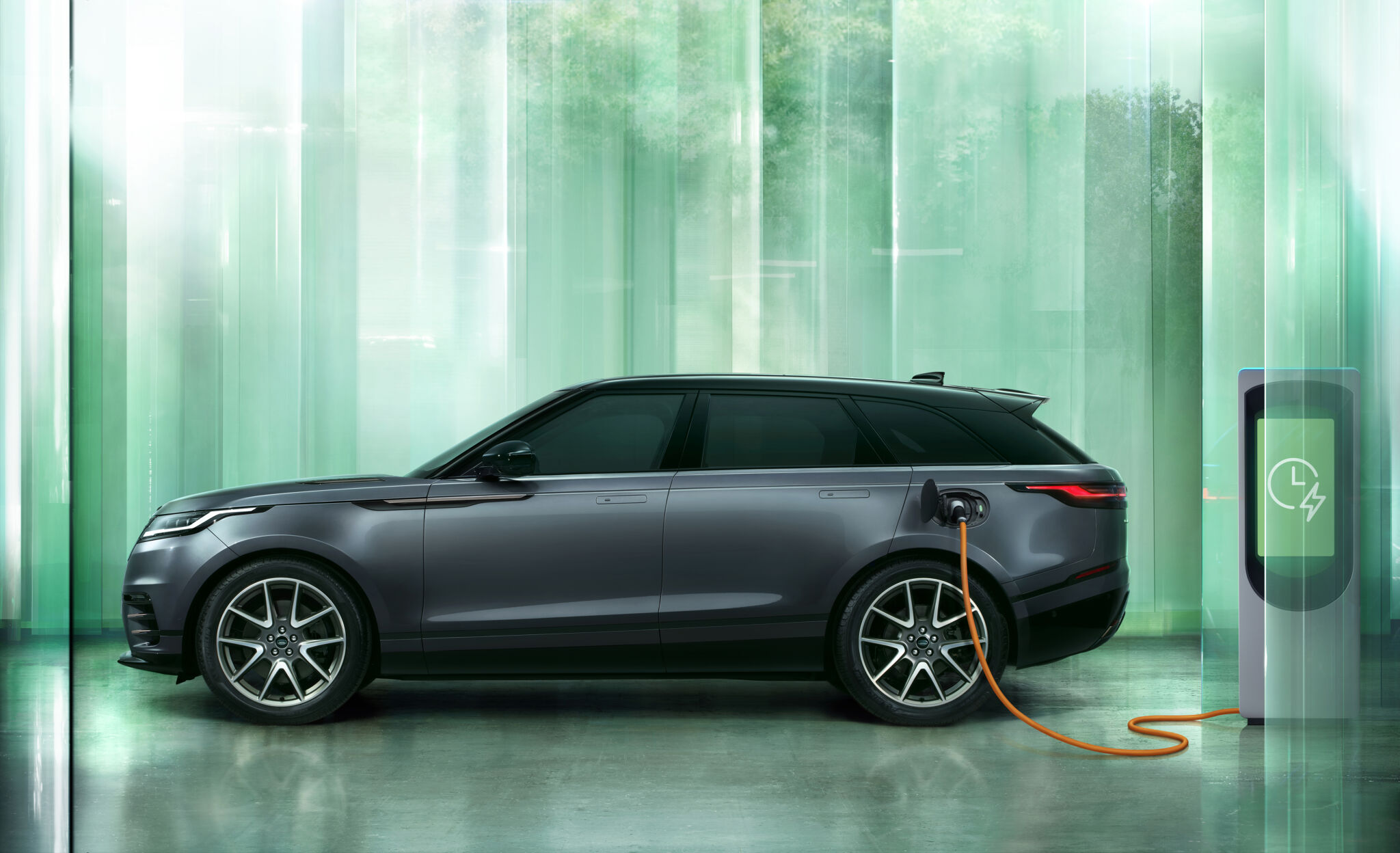 Range Rover Velar 2024 visto de lado.