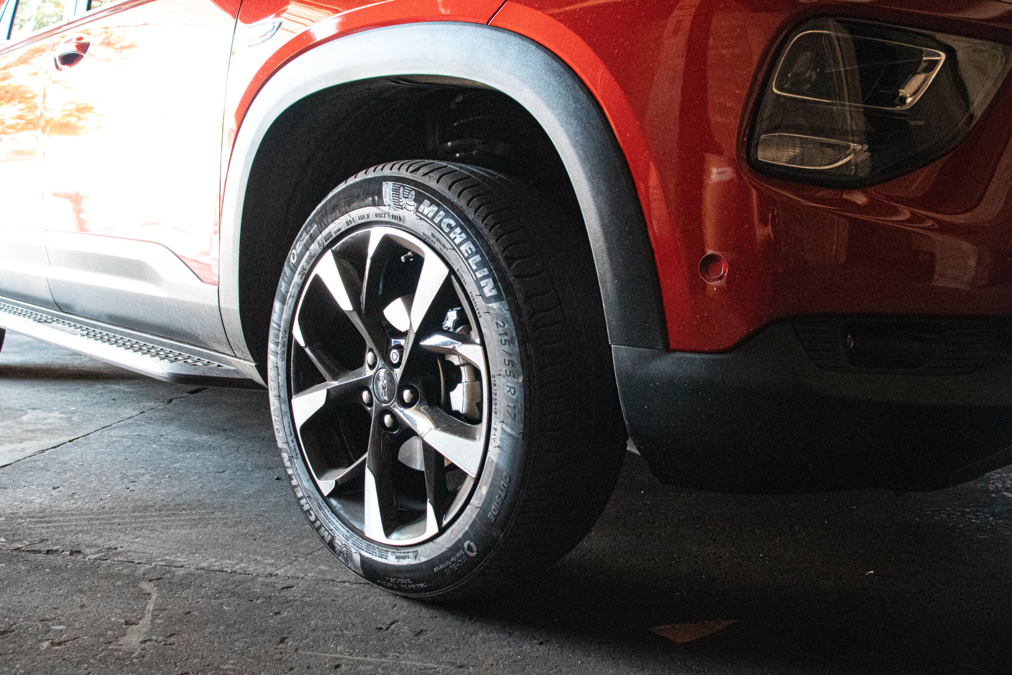 Detalhe da roda de 17 polegadas da Chevrolet Montana RS 2024 vermelha
