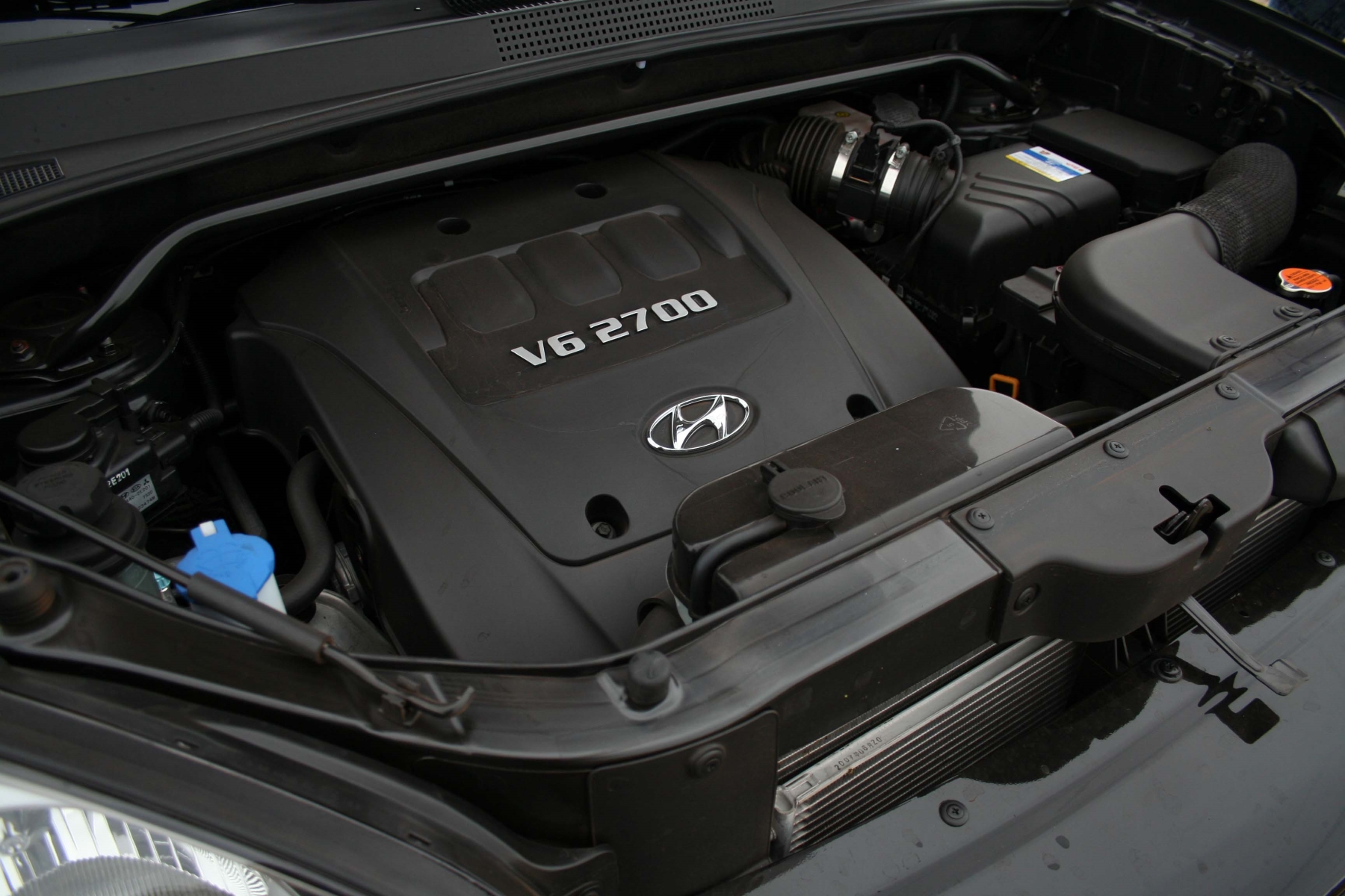hyundai tucson v6 4x4 modelo 2008 preto cofre do motor 2.7 estatico no calcamento